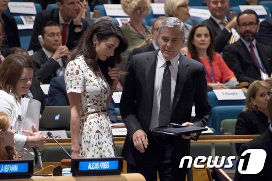 배우 조지 클루니와 부인 아말이 20일 (현지시간) 뉴욕 유엔본부에서 열린 제71차 유엔총회 난민 정상회의에서 난민의 실태와 지원을 호소하고 있다.ⓒ AFP=뉴스1 ⓒ News1 우동명 기자