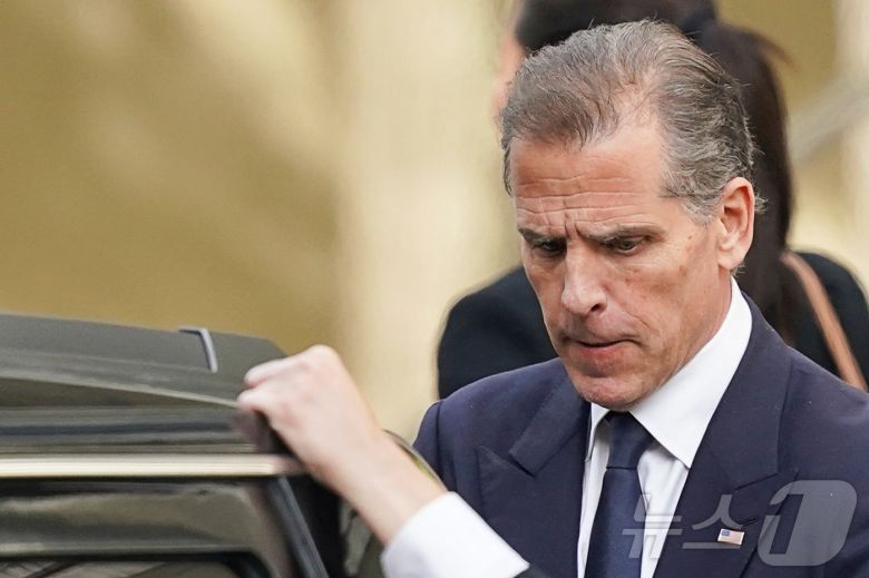 조 바이든 미국 대통령의 아들 헌터가 4일(현지시간) 델라웨어주 윌밍턴 연방법원에서 열린 총기 불법 소유 혐의 재판을 마친 뒤 차량을 타고 있다. 2024.06.05 ⓒ 로이터=뉴스1 ⓒ News1 우동명 기자