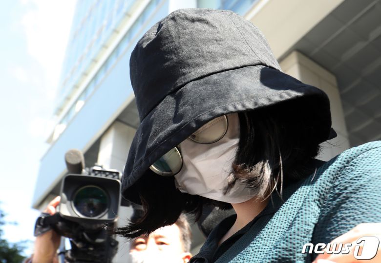 온라인 과외 앱을 통해 처음 만난 또래 여성을 살해한 뒤 시신을 훼손·유기한 혐의로 구속된 정유정(23)이 2일 오전 부산 동래경찰서에서 검찰로 송치되고 있다. 2023.6.2/뉴스1 ⓒ News1 윤일지 기자
