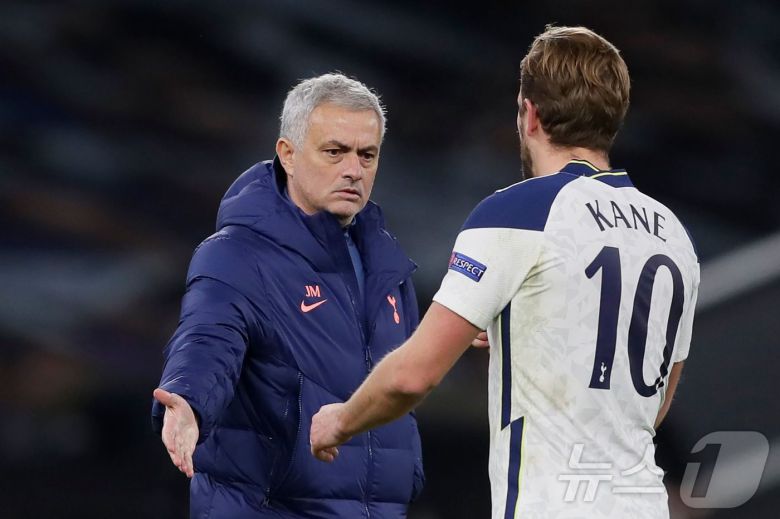 케인을 지도한 적이 있는 모리뉴(왼쪽) ⓒ AFP=뉴스1