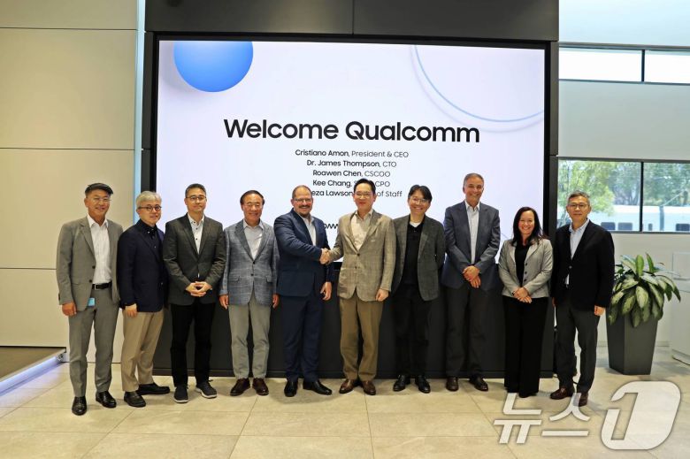 이재용 삼성전자 회장(오른쪽 다섯 번째)이 10일(현지시간) 미국 새너제이에 있는 삼성전자 DSA에서 기념촬영을 하고 있다. 왼쪽부터 한진만 DSA 부사장, 최시영 파운드리사업부장, 장기건 퀄컴 CPO, 전영현 DS부문장, 크리스티아노 아몬 퀄컴 사장 겸 CEO, 이재용 삼성전자 회장, 로아웬 첸 퀄컴 CSCOO, 제임스 톰슨 퀄컴 CTO, 알리자 로슨 퀄컴 Chief of Staff, 이정배 메모리사업부장. (삼성전자 제공) 2024.6.13/뉴스1