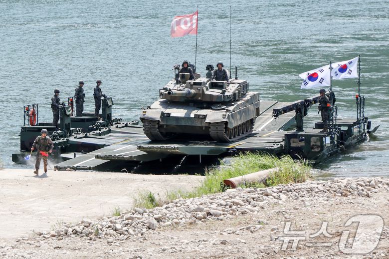 12일 경기도 남양주시 제7공병여단 도하훈련장에서 열린 '자주도하장비 전략화 기념식'에서 K2 전차가 수룡위에 올라 북한강 문교도하훈련을 하고 있다. 2024.6.12/뉴스1 ⓒ News1 민경석 기자