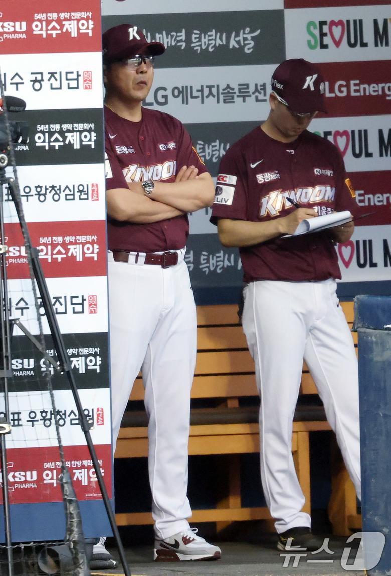 5일 오후 서울 송파구 잠실야구장에서 열린 '2024 신한 SOL 뱅크 KBO리그' LG 트윈스와 키움 히어로즈의 경기에서 홍원기 키움 감독이 그라운드를 응시하고 있다. 2024.6.5/뉴스1 ⓒ News1 박정호 기자