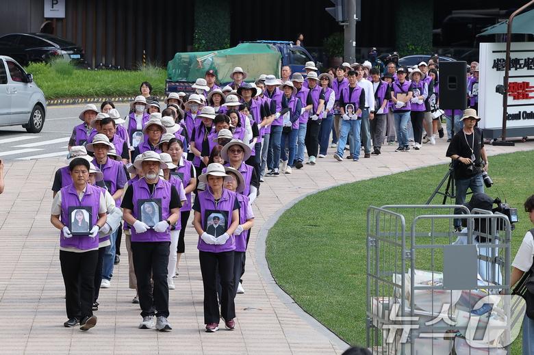10·29 이태원 참사 희생자 유가족들이 16일 오후 서울 중구 서울광장에 마련된 희생자 합동분향소에서 분향소 운영 종료식을 마치고 을지로 부림빌딩에 마련된 10·29 이태원 참사 기억소통 공간 ‘별들의 집’으로 행진하고 있다. 2024.6.16/뉴스1 ⓒ News1 김진환 기자