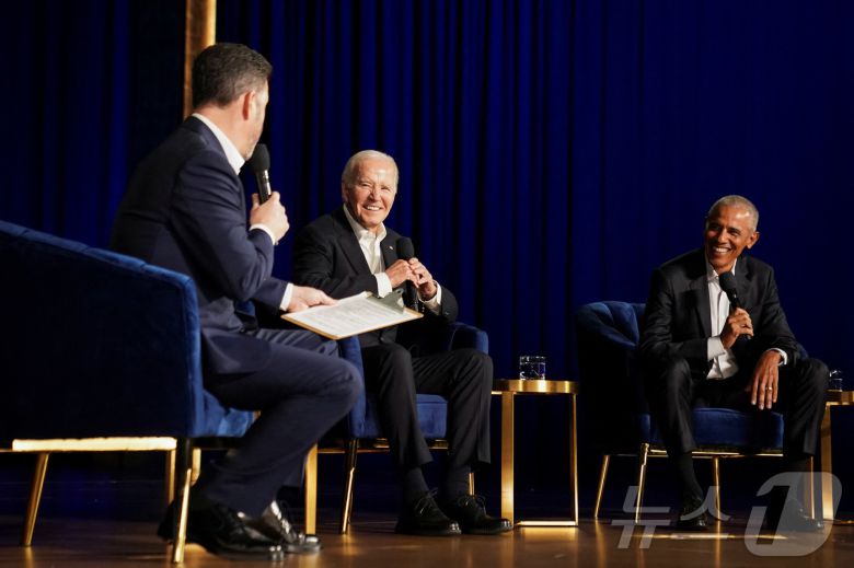조 바이든 미국 대통령(가운데)과 버락 오바마 전 미국 대통령(사진 우측) 지난 15일(현지시간) 미국 캘리포니아주 로스앤젤레스(LA) 피콕 극장에서 열린 민주당 대선 캠페인 모금 행사에서 진행된 대담에 참여하고 있다. 사회는 유명 방송인 지미 킴멜이 맡았다. ⓒ 로이터=뉴스1 ⓒ News1 류정민 기자