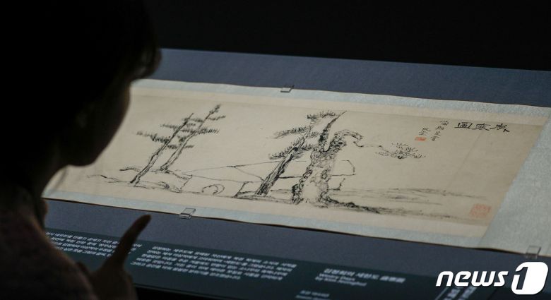 서울 용산구 국립중앙박물관에서 열린 기증관 재개관 언론공개회에서 손창근 기증 추사 김정희 '세한도'가 진열돼 있다. 2024.1.11/뉴스1 ⓒ News1 안은나 기자