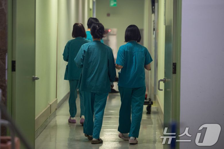 17일 서울시내 한 종합병원에서 의료진들이 이동하고 있다. 17일 의료계에 따르면 서울대 의대 산하 서울대병원·분당서울대병원·보라매병원·서울대병원강남센터 등 4개 병원 교수들은 이날부터 무기한 휴진에 돌입한다. 서울의대 비대위에 따르면 이날부터 22일까지 외래 휴진 또는 축소, 정규 수술·시술·검사 일정 연기에 나선 교수는 전체 967명 중 529명(54.7%)으로 조사됐다. 2024.6.17/뉴스1 ⓒ News1 유승관 기자