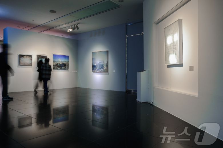 63아트에서 관람객들이 '나는 불꽃이다' 전시를 둘러 보고 있다.(한화호텔앤드리조트 제공)