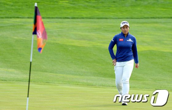 13일 인천 중구 스카이72 골프 앤 리조트 오션코스에서 열린 미국여자프로골프(LPGA) 투어 '2016 KEB하나은행 챔피언십' 1라운드 1번홀에서 박세리가 그린위로 걸어가고 있다.2016.10.13/뉴스1 ⓒ News1 황기선 기자