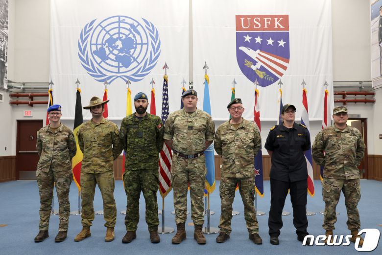 지난 13일 경기 평택시 캠프 험프리스 유엔군사령부 본청 의장대홀에서 '2024 FS(Freedom Shield· 자유의 방패)' 훈련에 참가한 유엔사 증원 요원들이 포즈를 취하고 있다. (국방일보 제공) 2024.3.14/뉴스1