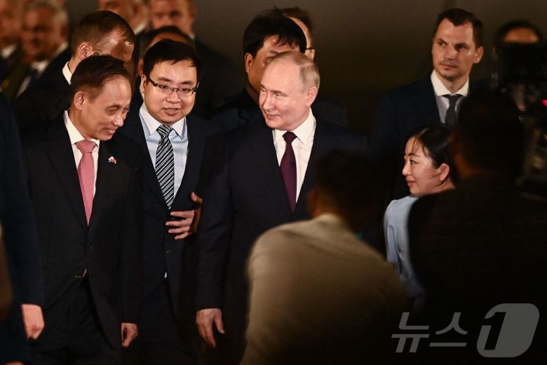 20일(현지시간) 블라디미르 푸틴 러시아 대통령이 베트남 하노이 노이바이 국제공항에 도착해 차량에 타기 위해 이동하고 있다. 2024.06.20. ⓒ AFP=뉴스1 ⓒ News1 김민재 기자