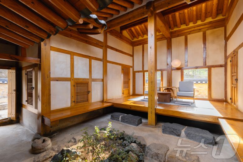 한 바이 소노 객실 교수댁의 중정과 마루.(소노인터내셔널 제공)