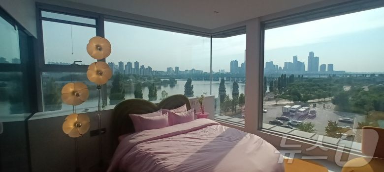 '한강 교량 호텔' 스카이 스위트의 침실 뷰. ⓒ 뉴스1 박우영 기자
