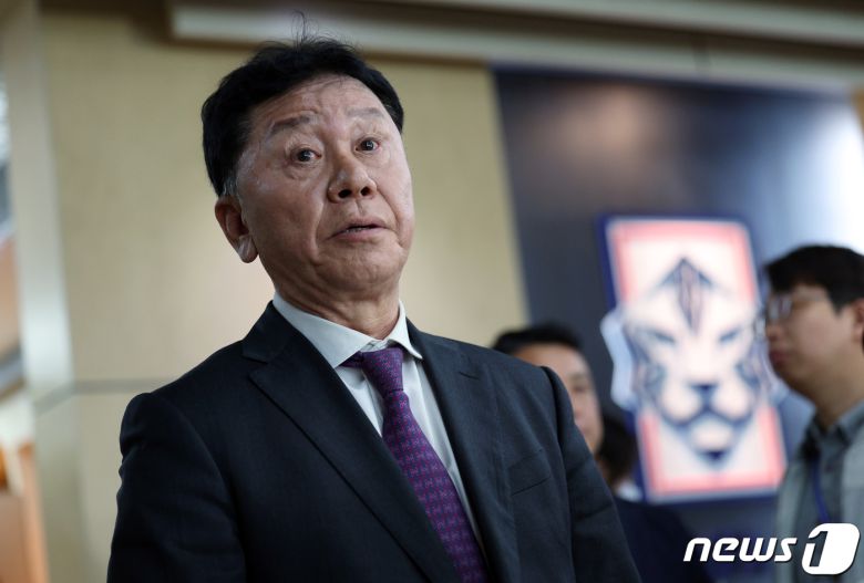 정해성 대한축구협회 국가대표 전력강화위원장이 2일 오후 서울 종로구 신문로 축구회관에서 제5차 전력강화위원회 결과 브리핑을 하고 있다. 2024.4.2/뉴스1 ⓒ News1 박정호 기자