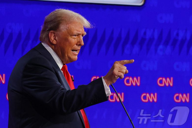 27일(현지시간) 미국 애틀랜타 CNN 스튜디오에서 대선 후보 첫 토론회가 열린 가운데, 도널드 트럼프 후보가 발언하는 모습. 2024.06.27 ⓒ 로이터=뉴스1 ⓒ News1 임여익 기자