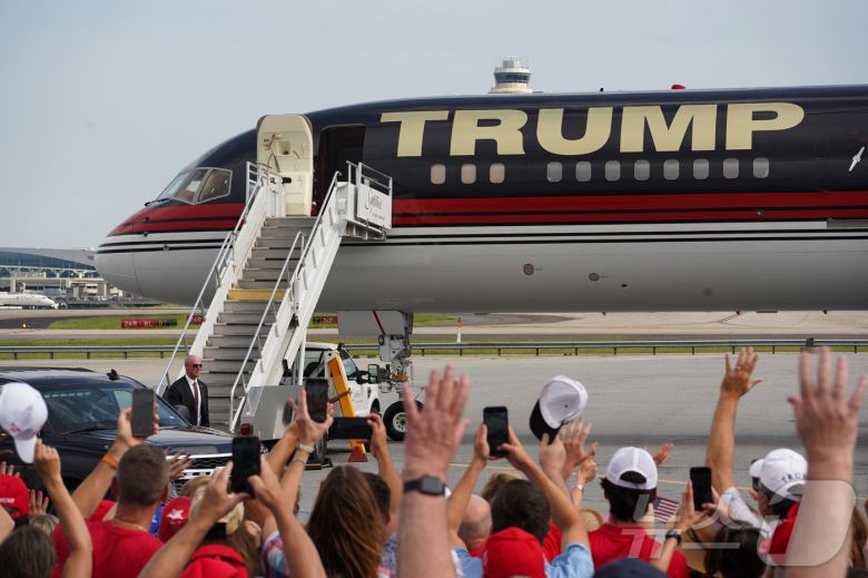 미국 공화당 대선 후보인 도널드 트럼프 전 대통령이 대선 토론회를 위해 27일(현지시간) 조지아주 하츠필드-잭슨 애틀랜타 국제공항에 도착한 가운데 지지자들이 환호하고 있다. 2024.06.27 ⓒ 로이터=뉴스1 ⓒ News1 임여익 기자