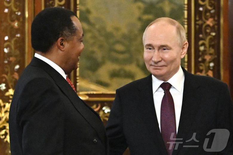 블라디미르 푸틴 러시아 대통령이 27일(현지시간) 모스크바 크렘린 궁에서 드니 사수 은게소 콩고 공화국 대통령과 만나 얘기를 하고 있다. 2024.06.28 ⓒ AFP=뉴스1 ⓒ News1 우동명 기자