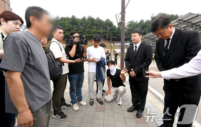 박순관 아리셀 대표가 27일 오후 경기 화성시 모두누림센터에서 화성 아리셀 공장 화재사고 유가족을 만나 사과하고 있다. (경인일보 제공) 2024.6.27/뉴스1 ⓒ News1 김영운 기자