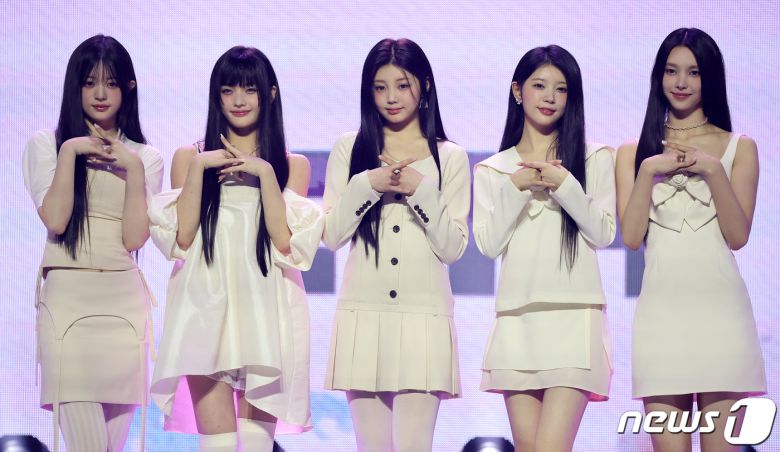 그룹 아일릿(I'LL-IT)의 민주(왼쪽부터), 이로하, 원희, 모카, 윤아2024.3.25/뉴스1 ⓒ News1 김진환 기자