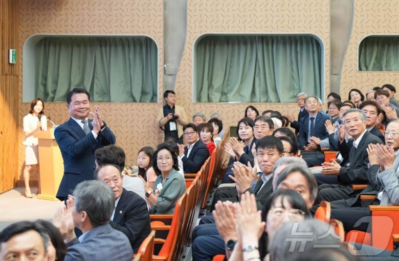 27일 강원도교육청 대강당에서 열린 강원특별자치도교육청 출범 1주년 및 교육감 취임 2주년 기념행사에 참석해 준 내외빈에게 일어서서 인사하는 신경호 교육감.(신경호 교육감 SNS 캡처)