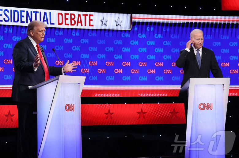 미국 대선 민주당 후보인 조 바이든 대통령과 공화당 후보인 도널드 트럼프 전 대통령이 지난달 27일(현지시간) 조지아주 애틀랜타의 CNN 스튜디오에서 첫 TV 토론을 하고 있다. ⓒ AFP=뉴스1 ⓒ News1 임여익 기자