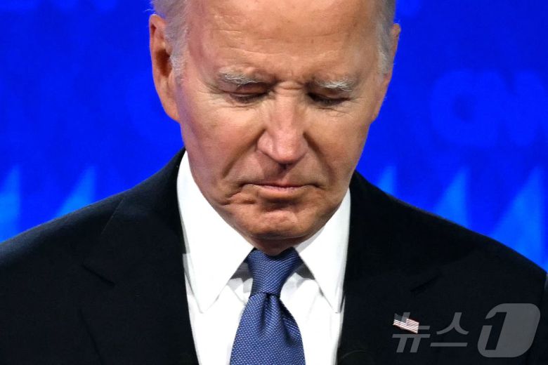 조 바이든 미국 대통령이 27일 (현지시간) 도널드 트럼프 전 미국 대통령이자 공화당 대선 후보와 2024년 대선 첫 TV토론회에 나섰다. 오후 9시부터 90분간 미국 조지아주 애틀랜타 CNN 스튜디오에서 열린 TV토론회에서 바이든은 트럼프의 공세에 고개를 숙였다. 2024.06.27/ ⓒ AFP=뉴스1 ⓒ News1 조유리 기자