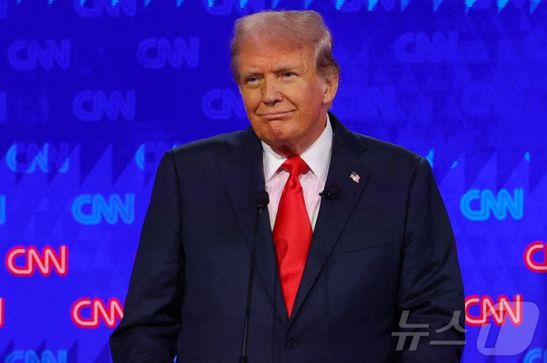 대선 토론에서 바이든 대통령이 당황한 모습을 지켜보며 만면에 웃음을 띄고 있는 트럼프 후보. ⓒ 로이터=뉴스1 ⓒ News1 조유리 기자