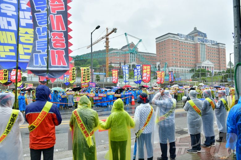2일 경기 양주시 경동대학교 양주캠퍼스에서 열린 옛 속초 동우대 부지매각 저지 집회.(비대위 제공) 2024.7.2/뉴스1