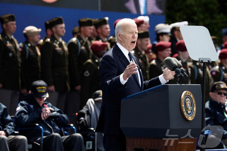 6일(현지시간) 조 바이든 미국 대통령이 프랑스에서 열린 '노르망디 상륙작전' 80주년 기념식에서 연설을 하고 있다. 2024.06.06/뉴스1 ⓒ 로이터=뉴스1 ⓒ News1 조소영 기자