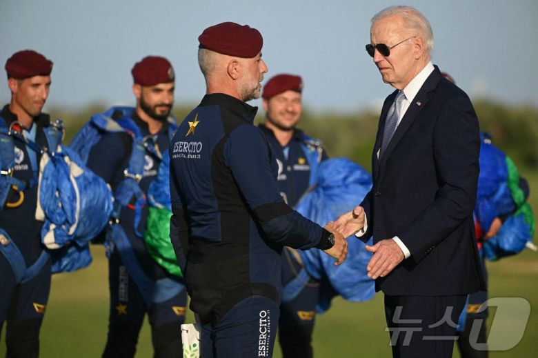 조 바이든 미국 대통령이 13일 (현지시간) 이탈리아 사벨레트리의 골프 클럽에서 열린 스카이 다이빙 시범 행사를 마치고 공수부대원과 악수를 하고 있다. 2024.06.14 ⓒ AFP=뉴스1 ⓒ News1 우동명 기자