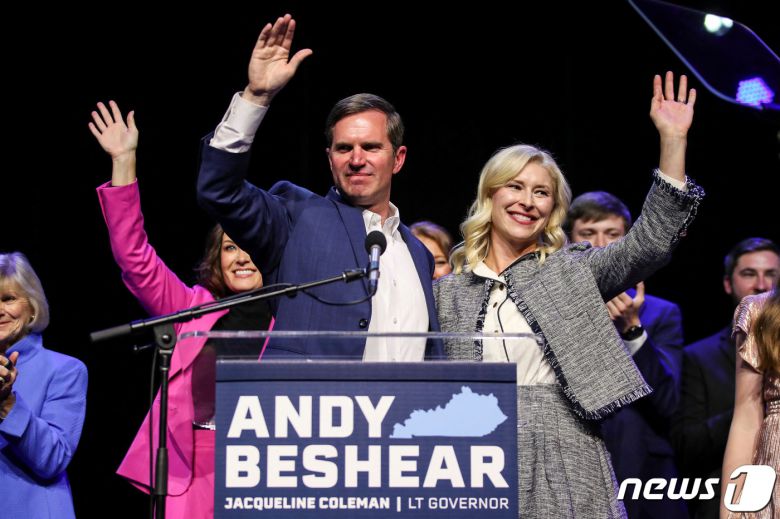 앤디 베시어 켄터키 주지사가 지난해 11월 7일(현지시간) 선거 승리 후 아내 브리태니 여사와 함께 지지자들에게 손을 흔들고 있다. 2023.11.7 ⓒ 로이터=뉴스1 ⓒ News1 강민경 기자
