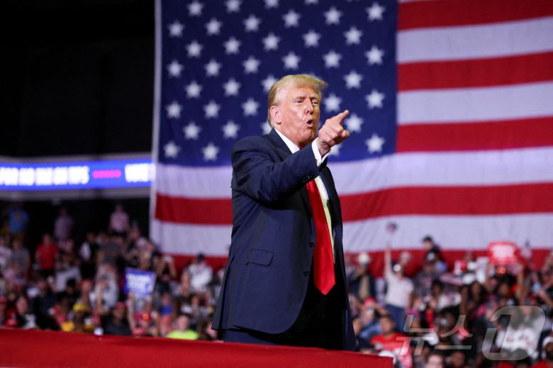 지난달 22일(현지시간) 도널드 트럼프 전 미국 대통령이 펜실베이니아주 필라델피아에서 열린 선거 유세 행사에서 손짓하며 연설하고 있다. 2024.06.22. ⓒ 로이터=뉴스1 ⓒ News1 조유리 기자