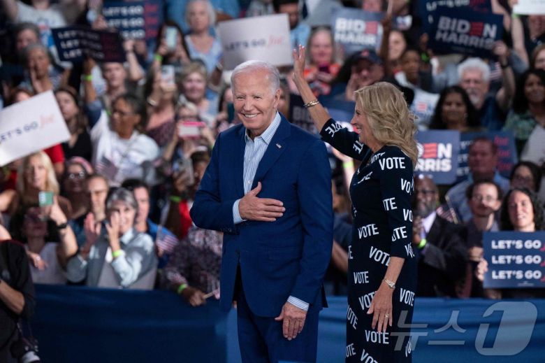 지난달 29일(현지시간) 노스캐롤라이나 유세에 나선 조 바이든 대통령과 부인 질 바이든 여사. 질 바이든 여사는  'VOTE'(투표하라)로 도배된 의상을 입고 노스캐롤라이나주에서 진행된 유세 현장에 등장했다. 2024.6.30. ⓒ AFP=뉴스1 ⓒ News1 이창규 기자