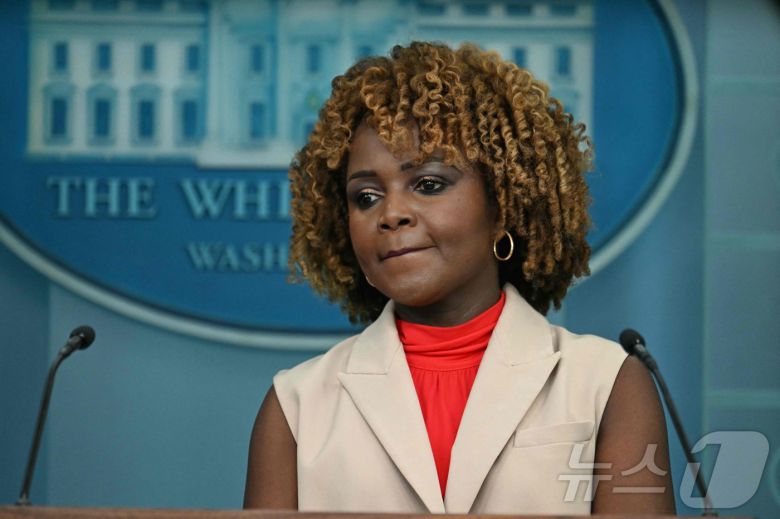 카린 장-피에르 백악관 대변인이 3일 (현지시간) 워싱턴 백악관 브래디 룸에서 브리핑을 갖고 “조 바이든 대통령이 대선 경선에서 물러나는 것을 전혀 고려하지 않고 있다”고 밝히고 있다. 2024.07.04 ⓒ AFP=뉴스1 ⓒ News1 우동명 기자