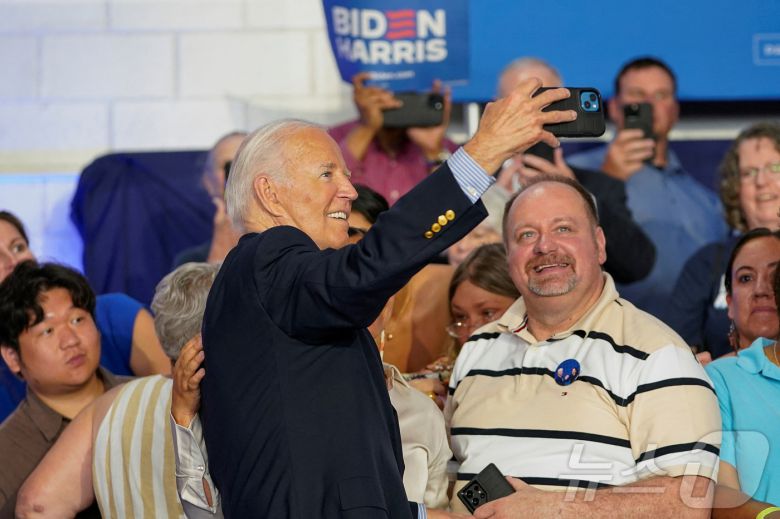조 바이든 미국 대통령이 5일(현지시간) 미국 위스콘신주 매디슨에 있는 한 중학교에서 열린 캠페인 행사에서 지지자들과 셀카를 찍고 있다. 2024.7.5. ⓒ 로이터=뉴스1 ⓒ News1 김현 특파원