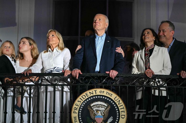 조 바이든 미국 대통령과 부인 질 바이든 여사가 4일(현지시간) 워싱턴 백악관 발코니에서 독립 기념일 축하 불꽃놀이를 카멀라 해리스 부통령, 남편 더그 엠호프와 보고 있다. 2024.07.05 ⓒ AFP=뉴스1 ⓒ News1 우동명 기자