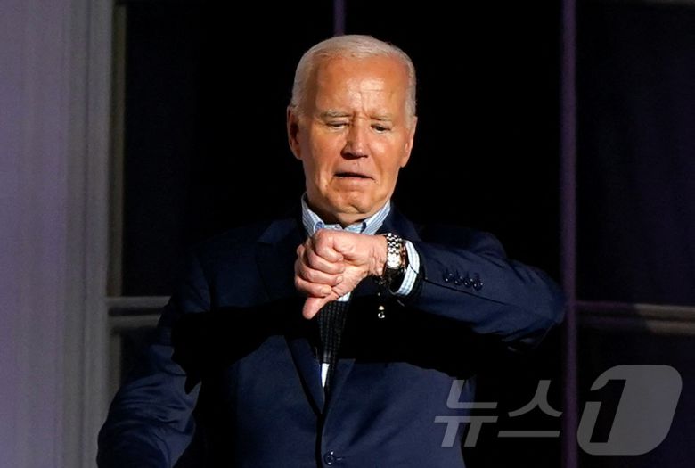 조 바이든 미국 대통령이 4일(현지시간) 미국 워싱턴 백악관 사우스 론에서 열린 7·4 독립기념일 연례 행사에 참여하는 중 손목시계를 응시하는 모습. 2024.07.04/ ⓒ 로이터=뉴스1 ⓒ News1 조유리 기자