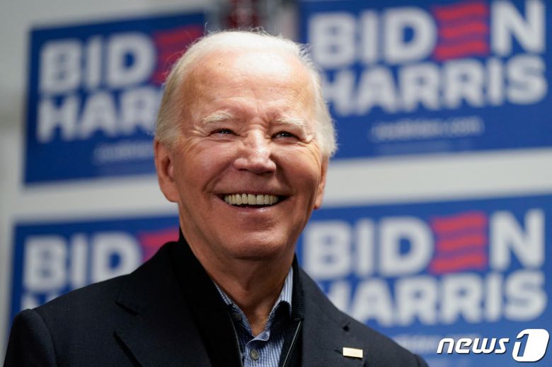조 바이든 미국 대통령이 지난 2월 3일 (현지시간) 델라웨어주 윌밍턴의 대선 캠프 사무실 개소식에 참석해 민주당 첫 공식 경선인 사우스캐롤라이나주 프라이머리서 압승 소식을 듣고 활짝 웃고 있다. 2024.2.5 ⓒ 로이터=뉴스1 ⓒ News1 우동명 기자