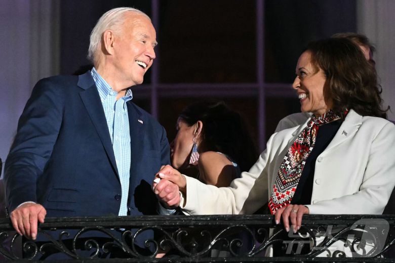 조 바이든 미국 대통령이 4일(현지시간) 워싱턴 백악관에서 열린 독립기념일 축하 행사 중 카멀라 해리스 부통령과 발코니에서 손을 잡고 있다. 2024.07.05. ⓒ AFP=뉴스1 ⓒ News1 우동명 기자