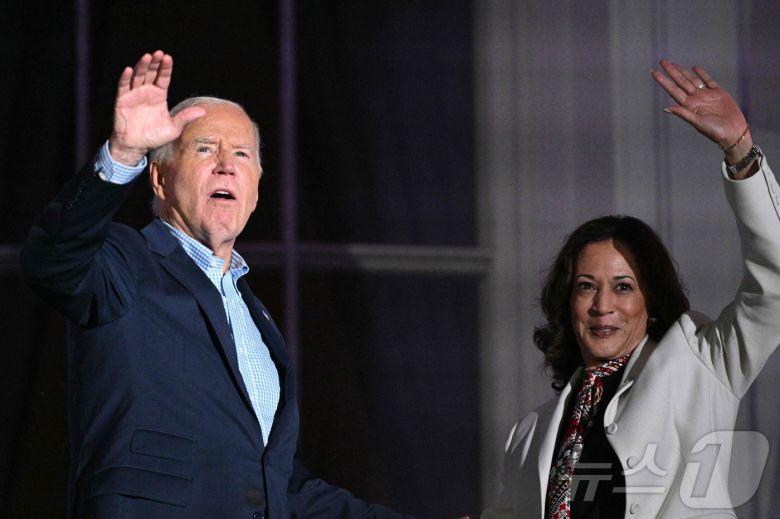 조 바이든 미국 대통령이 지난 4일 (현지시간) 워싱턴 백악관에서 열린 독립 기념일 축하 행사 중 카멀라 해리스 부통령과 발코니서 손을 흔들고 있다. 2024.07.05 ⓒ AFP=뉴스1 ⓒ News1 우동명 기자