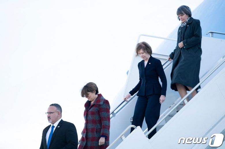 미겔 카르도나 미국 교육장관과 에이미 클로버샤-티나 스미스 상원 의원, 베티 매콜럼 하원 의원이 30일 (현지시간) 미네소타주 로즈마운트에서 인프라 법안 홍보 연설을 하기 위해 도착한 미니애폴리스 세인트 폴 국제공항에서 조 바이든 대통령과 전용기를 내리고 있다. ⓒ AFP=뉴스1 ⓒ News1 우동명 기자