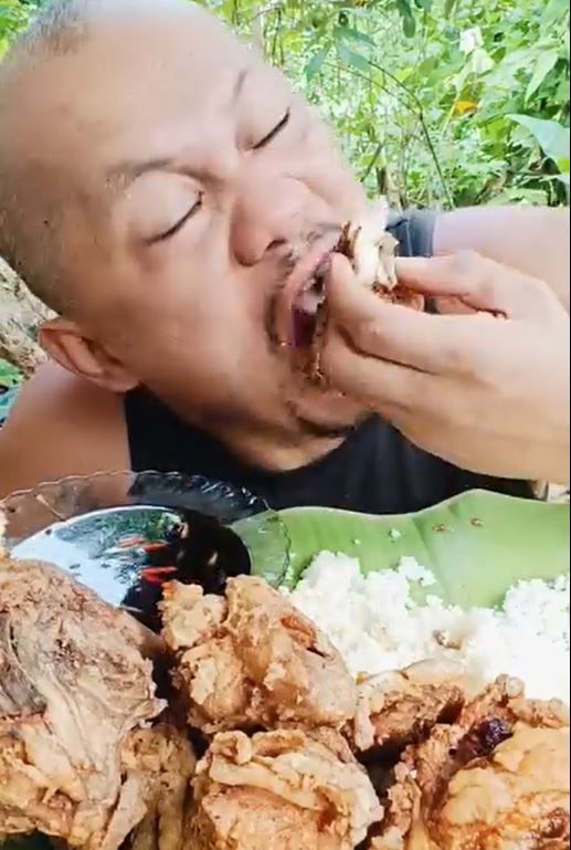 필리핀의 유명 먹방 유튜버 '동즈 아파탄'이 치킨과 쌀밥을 조리해 먹는 '먹방' 콘텐츠 촬영 다음날 숨지면서 필리핀 보건당국이 먹방 콘텐츠를 금지하는 방안을 검토 중이다. (아파탄 페이스북 갈무리)