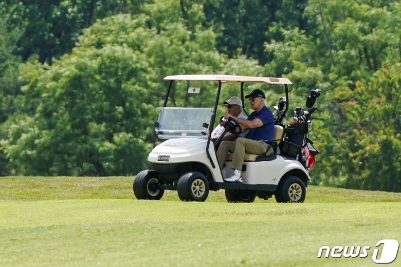 조 바이든 미국 대통령이 지난해 6월 4일(현지시간) 워싱턴 인근 앤드루스 합동 기지에 있는 골프장서 카트를 운전하고 있다. 2023.6 5 ⓒ 로이터=뉴스1 ⓒ News1 우동명 기자