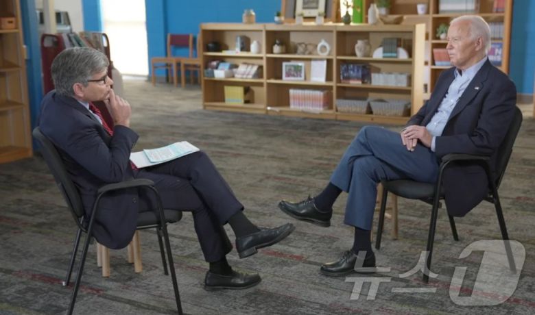 지난 5일(현지시간) 미국 위스콘신주(州) 매디슨에서 ABC의 '디스 위크'에 출연해 앵커 조지 스테파노풀로스와 대화하고 있는 조 바이든 미국 대통령.(ABC 방송 갈무리).