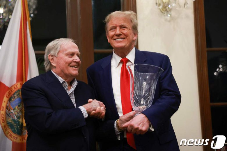 도널드 트럼프 전 미국 대통령이 지난 3월 24일(현지시간) 플로리다주 웨스트 팜 비치의 트럼프 인터내셔널 골프클럽에서 열린 시상식서 잭 니클라우스로부터 트로피를 받고 있다. 2024. 3. 25 ⓒ AFP=뉴스1 ⓒ News1 우동명 기자