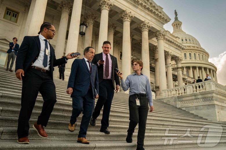 8일(현지시간) 미국 워싱턴DC의 의사당에서 바이든 대통령 토론 이후 "민주당 내부에서 심각하게 이야기 중"이라고 말했던 하원의원 제이미 래스킨이 기자들과 이야기를 나누고 있다. 2024.07.09. ⓒ AFP=뉴스1 ⓒ News1 이강 기자