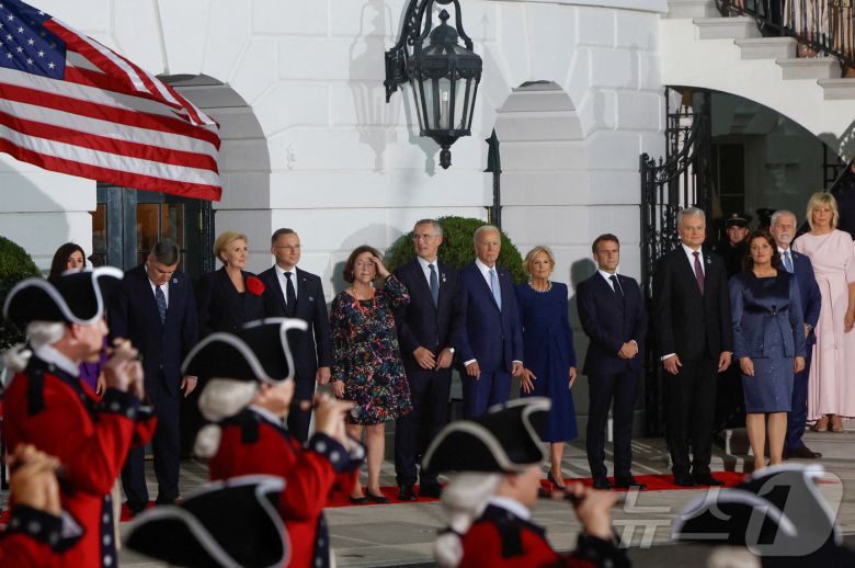 10일(현지시간) 미국 워싱턴에서 열린 나토 창설 75주년 기념 정상회의에 앞서 백악관에서 열린 환영식에서 영부인 질 바이든, 조 바이든 미국 대통령, 옌스 스톨텐베르크 나토 사무총장이 나토 동맹국 및 파트너들과 함께 서 있다. 2024.07.11. ⓒ 로이터=뉴스1 ⓒ News1 이강 기자