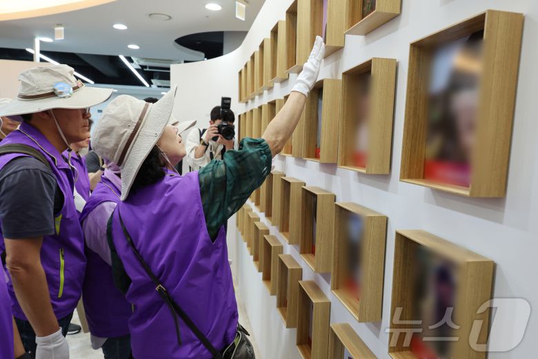 16일 오후 서울 중구 을지로 1가 부림빌딩에 마련된 10·29 이태원 참사 기억·소통공간 '별들의 집'을 유가족들이 둘러보고 있다. 이날 분향소는 서울광장에서 을지로 1가 부림빌딩 1층 실내로 이전했다. (공동취재) 2024.6.16/뉴스1 ⓒ News1 김진환 기자