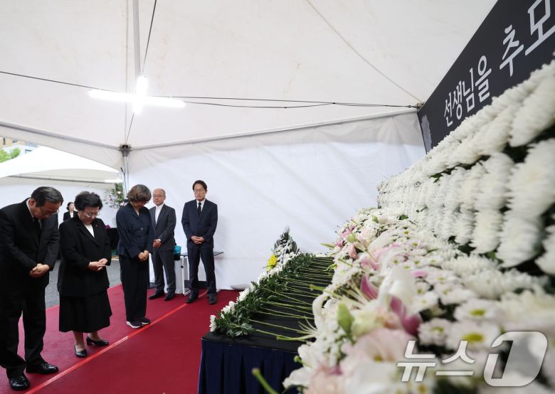 이배용 국가교육위원장이 17일 오전 서울 종로구 서울시교육청에 마련된 서이초 순직 교사 추모공간에서 참배하고 있다. (서울시교육청 제공) 2024.7.17/뉴스1