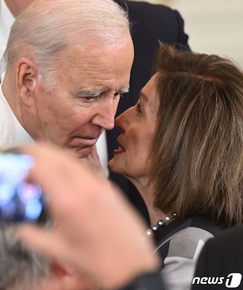 조 바이든 미국 대통령이 2023년 3월 23일(현지시간) 워싱턴 백악관에서 열린 오바마 케어 법안 제정 13주년 기념식서 낸시 펠로시 전 하원의장과 얘기를 하고 있다. ⓒ AFP=뉴스1 ⓒ News1 우동명 기자